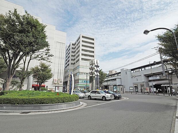 徒歩１３分にある京急汐入駅です。特急が停車します。横にはよこすか芸術劇場やホテルなども御座います。