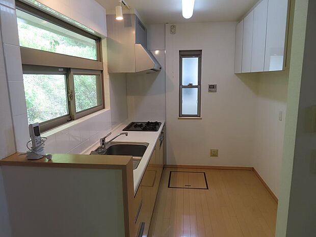 ２階キッチンです。自然の光が差し込む明るい風通しの良い独立式キッチンです。