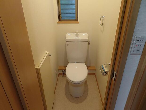 １階部分のトイレです。壁内収納もあります。もちろん２階部分にもトイレがあります。
