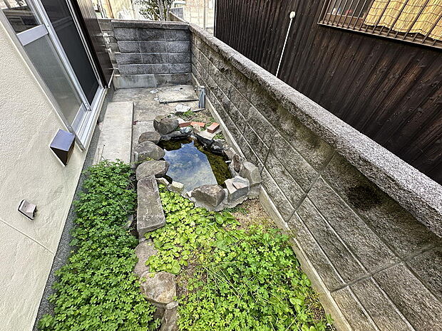 【庭】玄関ポーチ横に、風情のあるお庭があります。お花の水やりなどができる立水栓が設置されています。