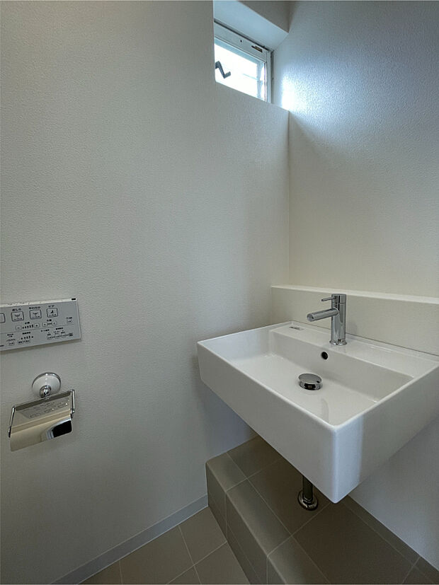 【トイレ/2階】2階トイレは手洗場が設けられています。使用後すぐに手洗いを行えるため衛生的です。