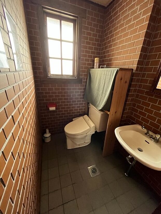 【店舗トイレ】1階店舗内のトイレです。小窓付きで自然光が差し込む、明るい空間です。独立手洗い場もあります。