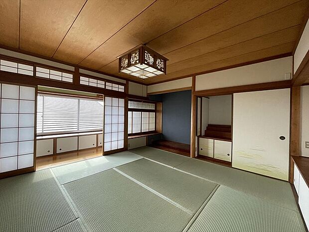 【和室/約8帖/2階】約8帖の和室には、床の間と仏間があります。お花を生けたり、仏壇を設置できます。障子を開けると広縁があり、広々とした空間となります。
