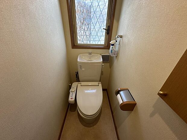 【トイレ】トイレは手洗器一体型が採用されています。使用後すぐに手洗いを行えるため衛生的です。背面には換気窓が配されています。トイレは1階と2階にあります。