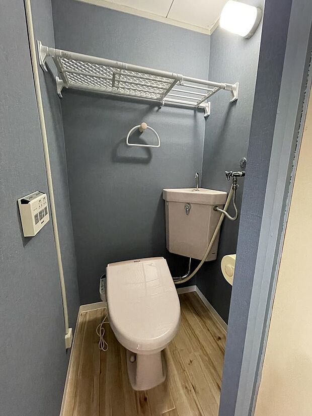 【トイレ】快適に使用できる、温水洗浄便座付トイレです。壁一面に落ち着いた配色が採用されています。