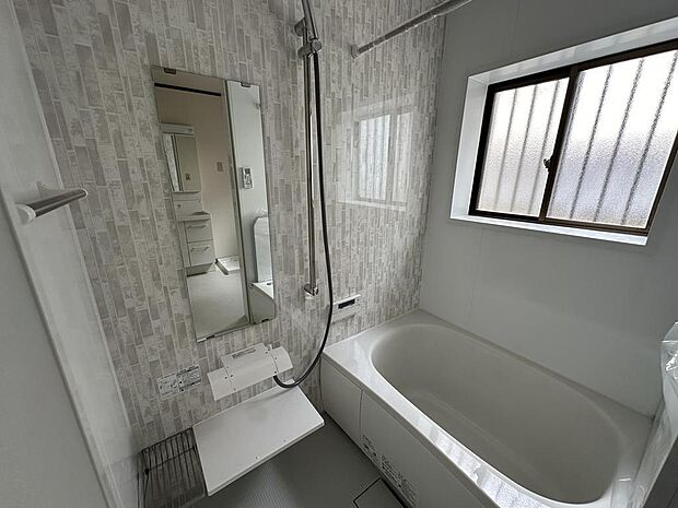 【浴室】お洒落なアクセントパネルが採用されたバスルーム◎明るく上品な空間を演出します。天候に左右されず洗濯物が干せる浴室乾燥機が備わっています。