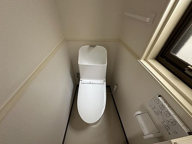 【トイレ/1階】手洗器一体型の温水洗浄便座付きトイレです。年間を通して快適に使用できます。小窓が配されているため、いつでも新鮮な空気を取り込めます。