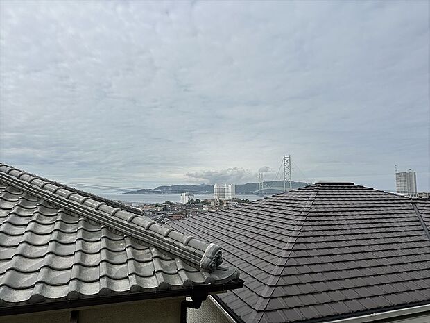 【住戸からの眺望】高台に位置しているため、開放感ある景色が広がります。天気の良い日には明石海峡大橋を望むことができます。