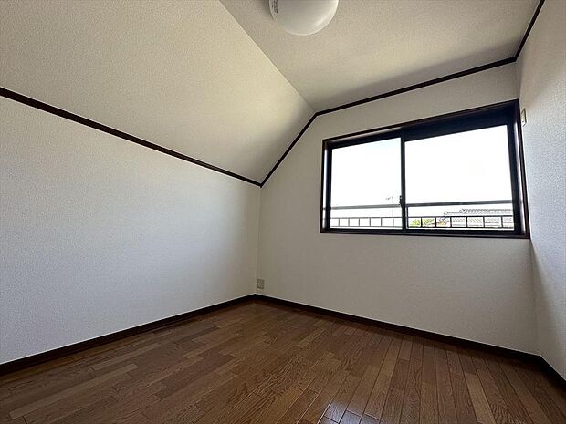 【3階洋室/約4.5帖】勾配天井が採用された洋室です。個室のほか、書斎やテレワークスペースとしても使用できます。家具配置のしやすい腰高窓が採用されています。/2023.7.15撮影