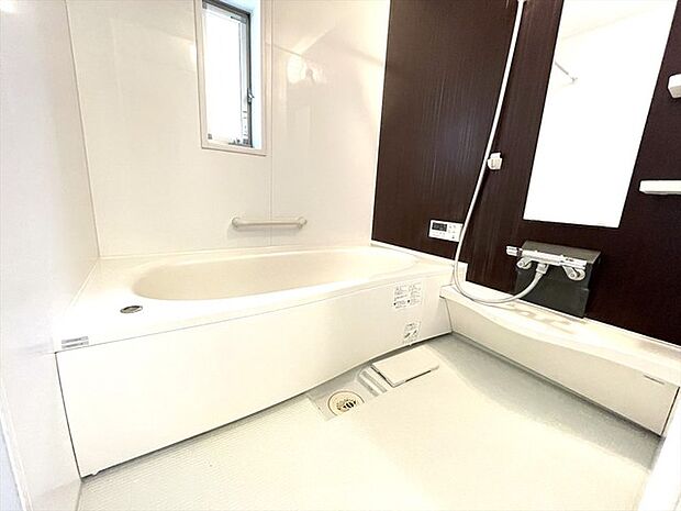 ■浴室乾燥機付きユニットバス ユニットバスは全てが浴室のために設計されているため、掃除のしやすさやカビの生えにくさ汚れにくさに特化しています。 