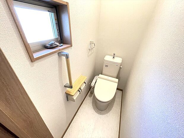 ■ウォシュレット付きトイレ 洗浄機能・脱臭機能を完備、開口窓も設け清潔な室内にすることが可能です。 