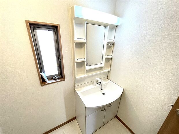 ■三面鏡洗面台　シャワーヘッド付き 三面鏡は真正面から見ただけでは気付けない色んな角度から確認でき、収納スペースが豊富であるということがメリットです。また、シャワーヘッド付きの水栓です。