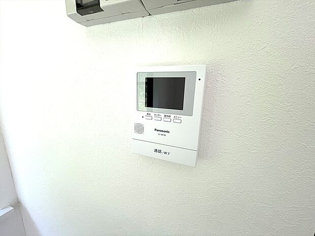 玄関に設置する子機にカメラが搭載されているインターホンです。室内から訪問者や外の様子が確認できるので安心。周囲が暗くなってもLED照明が点灯して外の様子を確認可能。