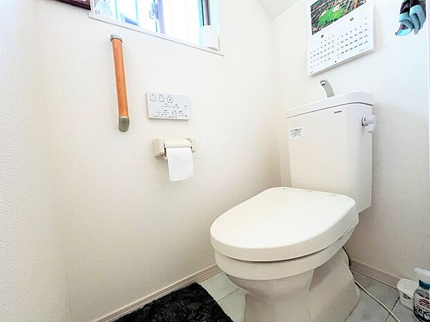 温水洗浄機付トイレ。2階にもトイレが備わっております。