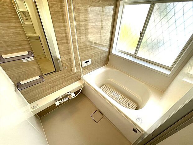 ■浴室乾燥機付きユニットバス ユニットバスは全てが浴室のために設計されているため、掃除のしやすさやカビの生えにくさ汚れにくさに特化しています。 