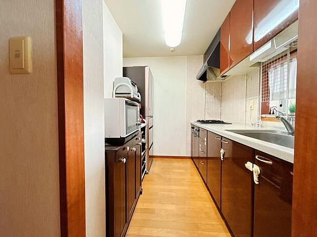 〜Kitchen〜機能美とデザイン性を兼ね備えた使い勝手のよいシステムキッチン、リビングとの一体感も考慮され、美しい空間が実現します。