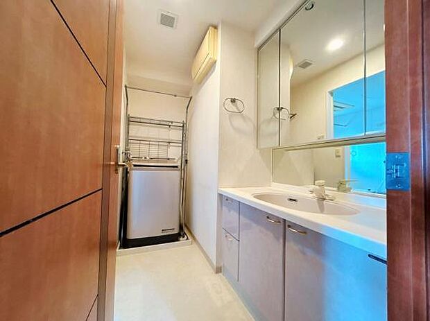 〜Wash room〜清潔感のあるすっきりとした洗面台です。洗面台下に収納スペースがあり、日用品のストックに便利です。白が基調の清潔感のある洗面所です。