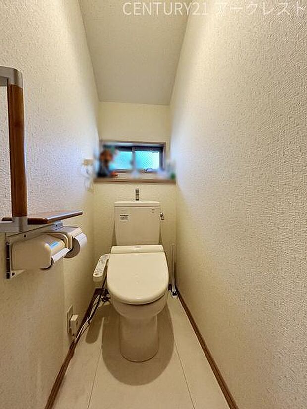 小窓のある2階の温水洗浄便座付トイレです