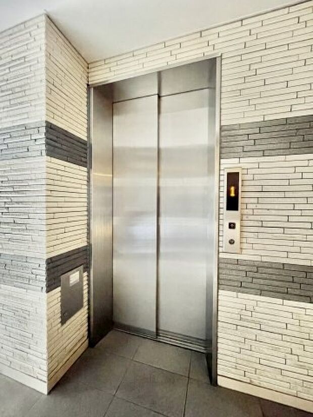 エントランスホールの一番奥にエレベーターがあります♪
