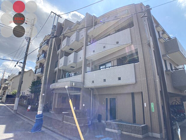 落ち着いたブラウンのタイル張りの5階建てマンション。梅島駅より徒歩6分の好立地♪