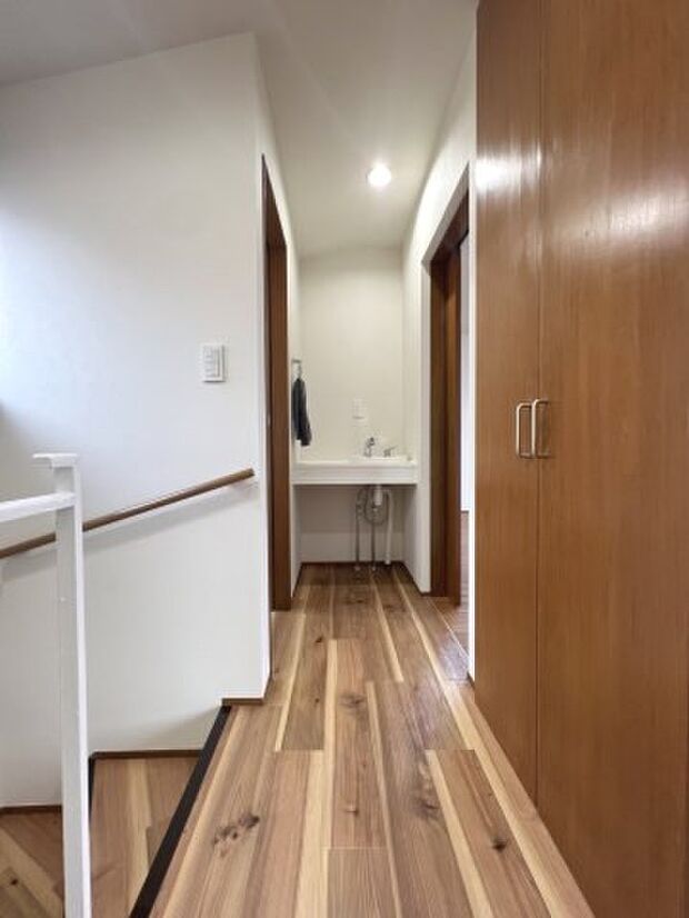 2階の廊下にはスペースを活かして簡易的な洗面台を設置。お手洗いは各階に1カ所ずつあります♪