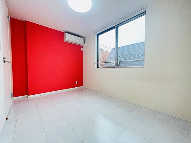 インパクトのある赤い壁がおしゃれな5帖の洋室。壁を活かして個性的なプライベート空間に♪