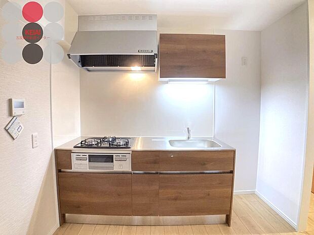 木目調のモダンなデザインのシステムキッチン。冷蔵庫はシンクの横のスペースへ♪
