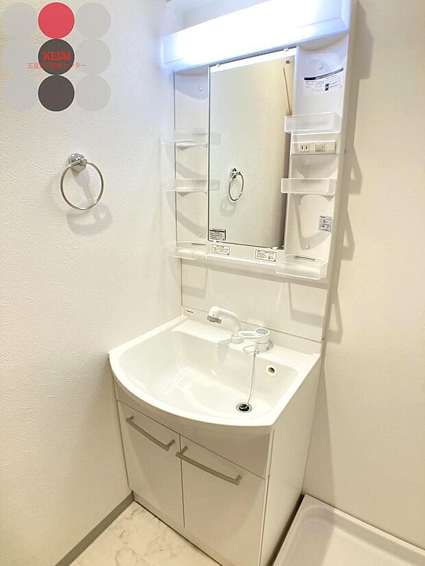 コンパクトで使いやすい一面鏡付きの洗面化粧台。お隣はランドリースペースに♪