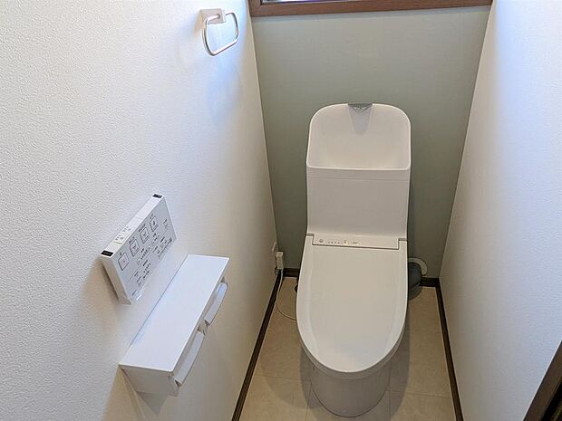 トイレは温水洗浄便座に新品交換しました。クッションフロア・クロスを張替えています。