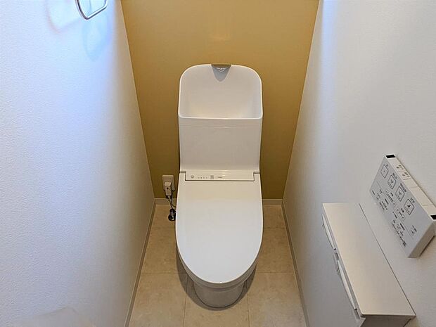 トイレは温水洗浄便座に新品交換しました。クッションフロア・クロスを張替えています。