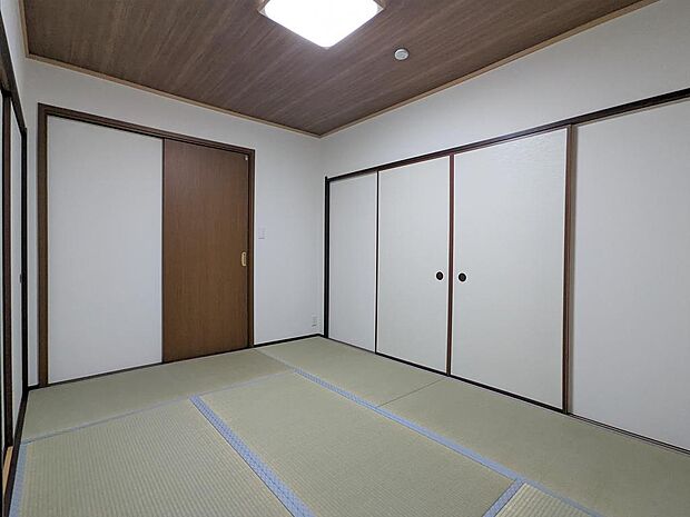 和室はリビングの横にあるので、右側の引き戸を開けるとリビングと繋がっています。