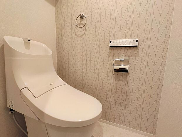 トイレは温水洗浄便器に新品交換しました。クッションフロア・クロスを張替えています。