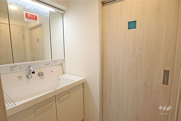 洗面室浴室、脱衣所との間は扉で区切れるのでプライバシーも守れる間取りです。［2024年5月31日撮影］