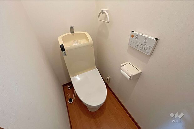 1階トイレ。1階と2階とにそれぞれございます。温水洗浄機能付き便座です。