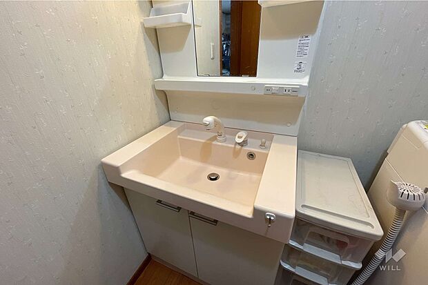 洗面室。コンセントがあり、身支度に便利です。洗面台の下にも収納スペースがあります。