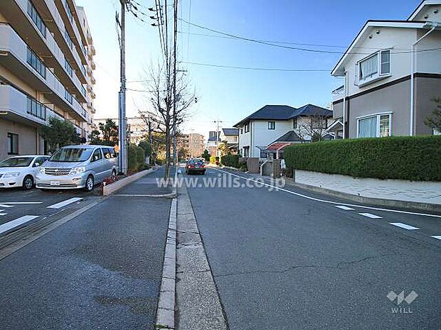 敷地北西側の前面道路（東側から）