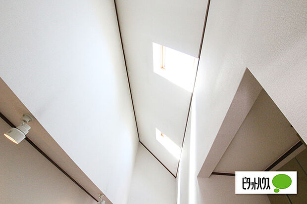 天窓のついた2階ホールは心地よい柔らかな光が差し込みます。