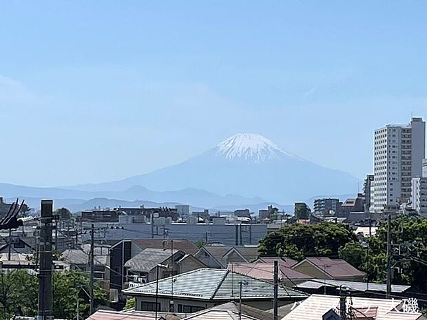 〈西側バルコニーからの眺望〉晴れれば富士山がしっかり見えます