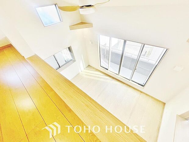 ロフト付きの室内は天井が高い分お部屋が広く感じられ、開放感があります。
