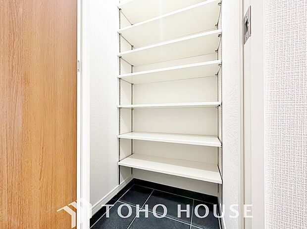 シューズボックスは限られた玄関スペースでも収納を取れる為、玄関内をすっきり片付けることができます。