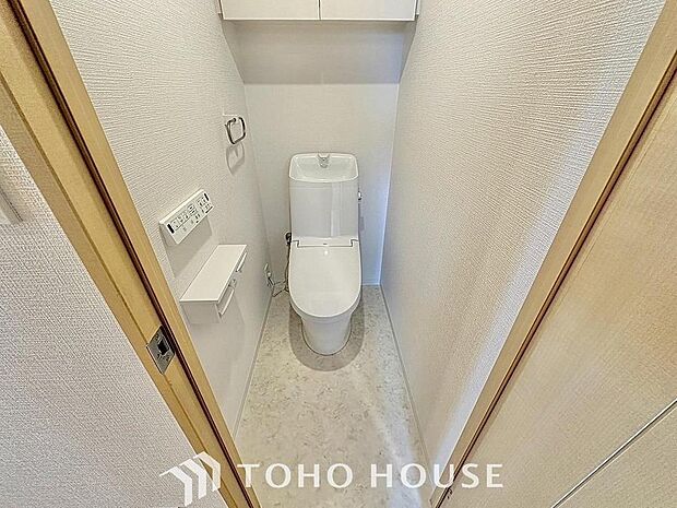 快適な温水洗浄便座付。手洗い一体型のトイレはスペースの節約ができ、ゆったりとした空間が確保できます。
