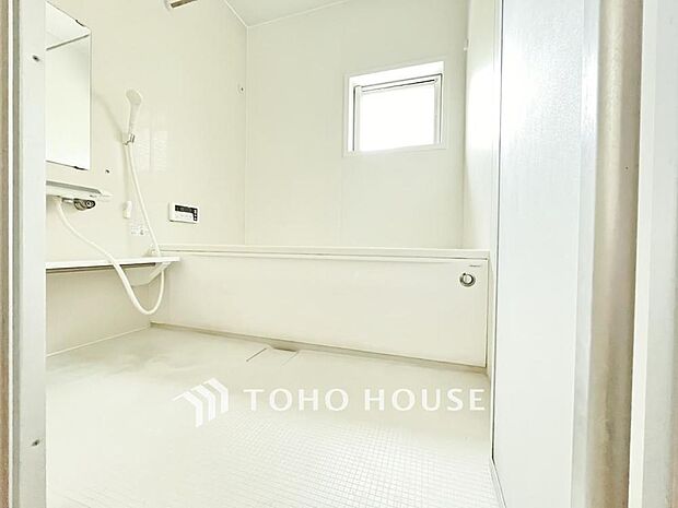 心地よいバスタイムを演出する浴室はゆとりあるサイズを採用。一日の疲れを癒すための心地よいバスタイムを演出します。