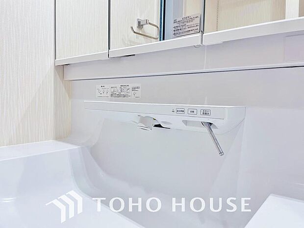 手で洗いたい大切な服など、広く使えると助かる洗面台は汚れの付きにくい形状と素材で造られております。