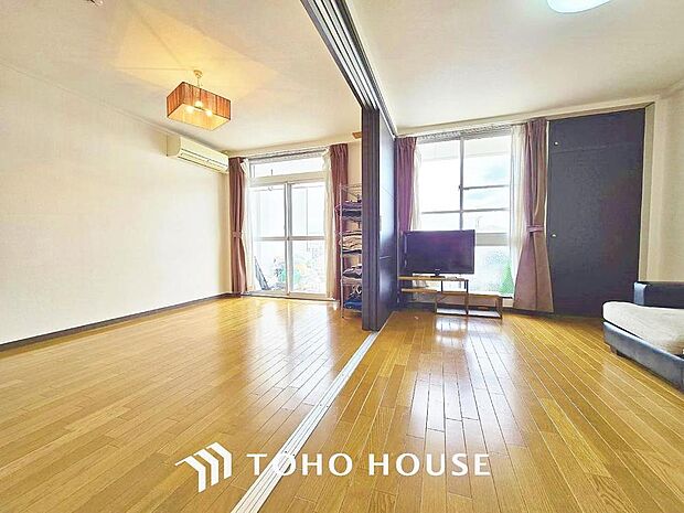 清潔感あるホワイトの壁紙と温もり溢れるカラーの床材が見事に調和した本邸宅。