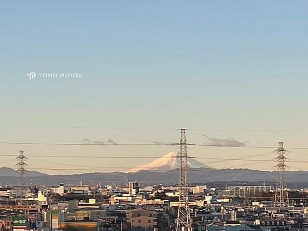 晴天時には富士山も！最上階の抜ける眺望が魅力です。本邸宅は10階に位置している為、抜ける眺望が自慢となっております。広々したルーフバルコニーで優越感を感じながら生活をしませんか。本日相談可能です。