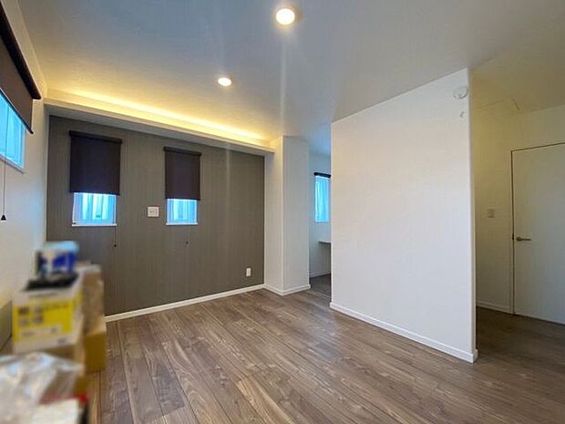 室内(2024年3月)撮影◎現地案内予約受付中！◎10帖の洋室は主寝室としておすすめの広さです。日当たりが良く過ごしやすい空間です♪