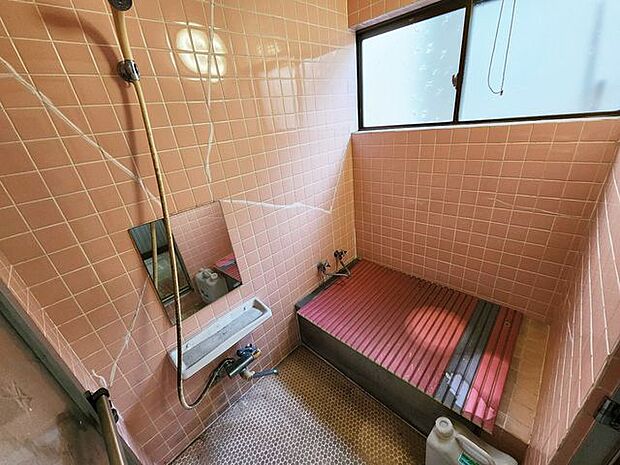 室内(2024年1月)撮影◎本日案内可能◎しっかりとした広さがある浴室です。お好きなメーカーでリフォームしてみてはいかがですか？