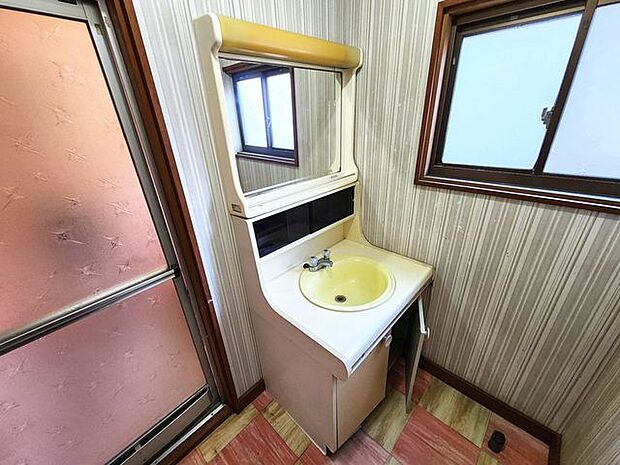室内(2024年1月)撮影◎本日案内可能◎湿気のこもりやすい洗面室には小窓がついているので、いつでも換気が出来て衛生的です！
