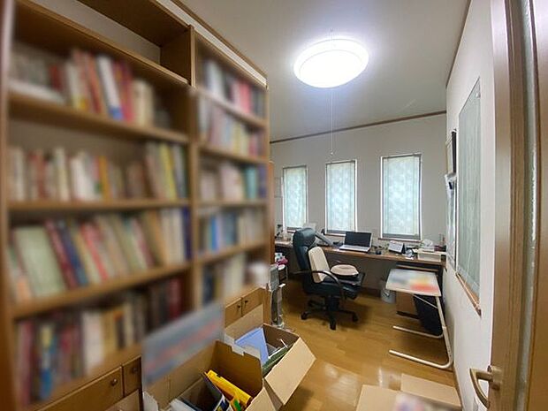 室内(2024年5月)撮影◎現地案内受付中！◎作業に集中できる書斎スペース！デスクは広めに設けられているため、パソコンや教材もしっかり置けます！