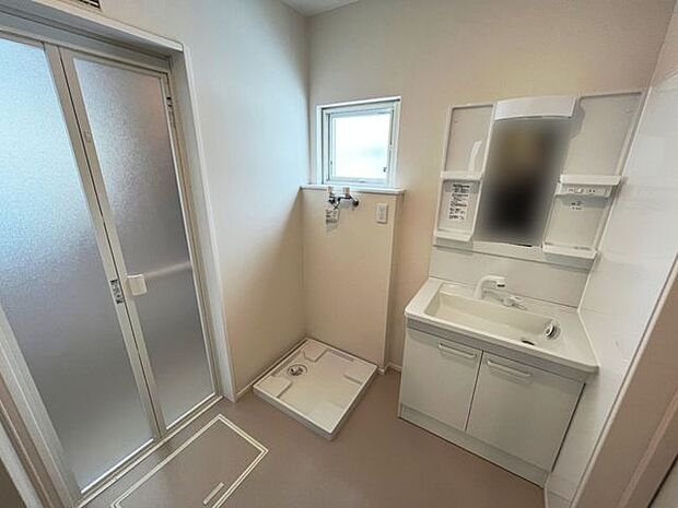室内（2023年2月）撮影◎本日内覧可能◎湿気のこもりやすい洗面所ですが、小窓でいつでも換気が出来て衛生的です